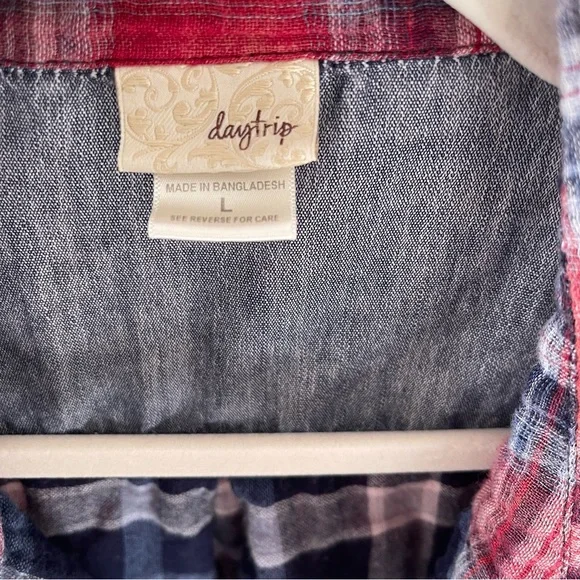 Daytrip Red Plaid Button-Up Shirt L Studded Collar Chambray Yoke Roll Tab Sleeve - Picture 4 of 5